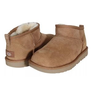 UGG Ultra Mini Boot- Big Kids
Kids Size 5 (Womens Size 7)
Chestnut